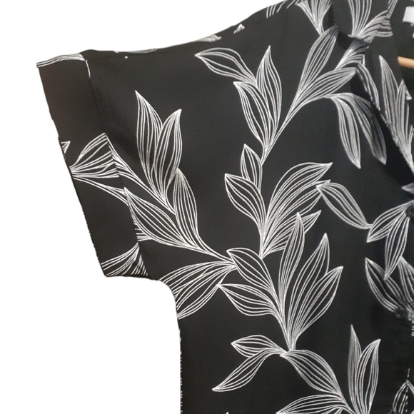 Nicole Miller NY Women's Short Sleeve Blouse Top Black Floral Print Size Medium - Picture 4 of 7